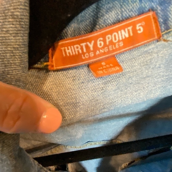 36 Points 5  Blue Denim Oversized Destroyed Jean Jacket Size Small - Picture 4 of 15